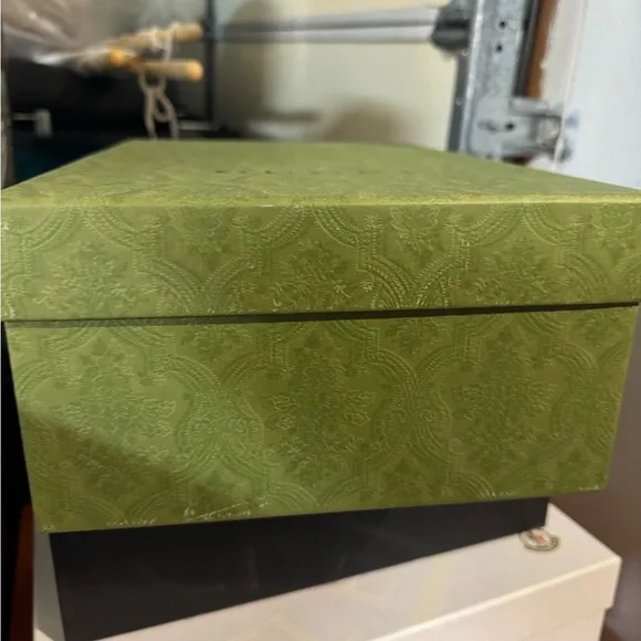Gucci Olive Green Embossed Box - Picture 2 of 2